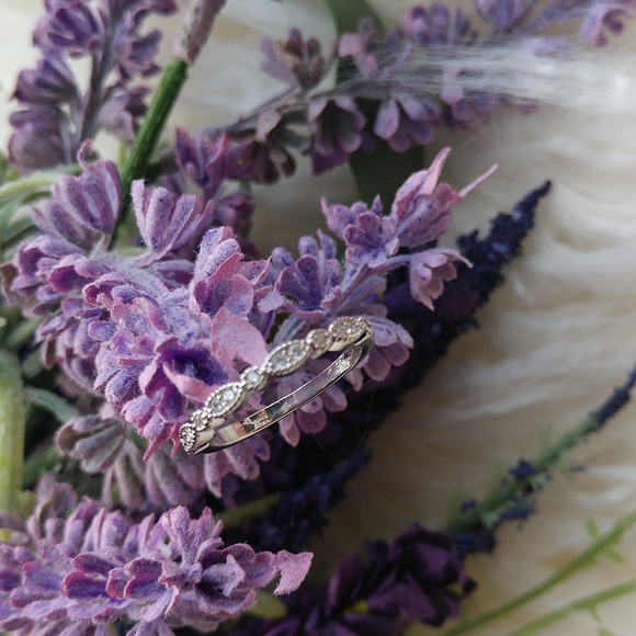 NEW 925 Beautiful lab created simulated diamond band - Picture 5 of 6